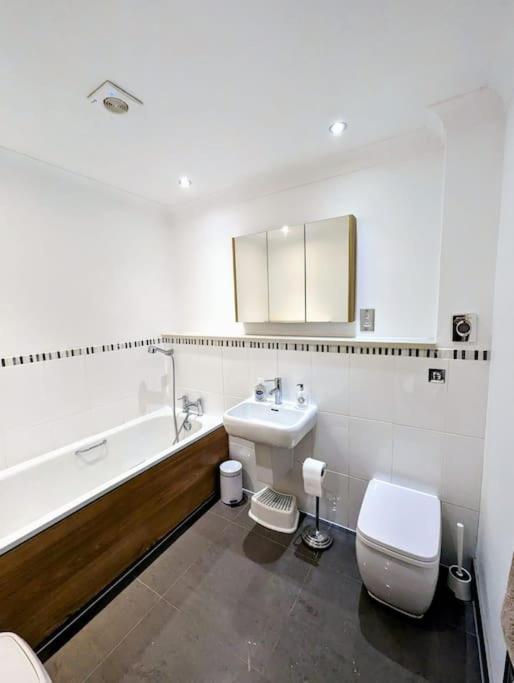 Sohot Stays-Garden Apt-Free Parking Ground Flr บรอดสแตร์ส ภายนอก รูปภาพ